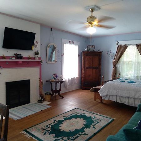 Bougainvillea Bed And Breakfast Wausau Exterior photo