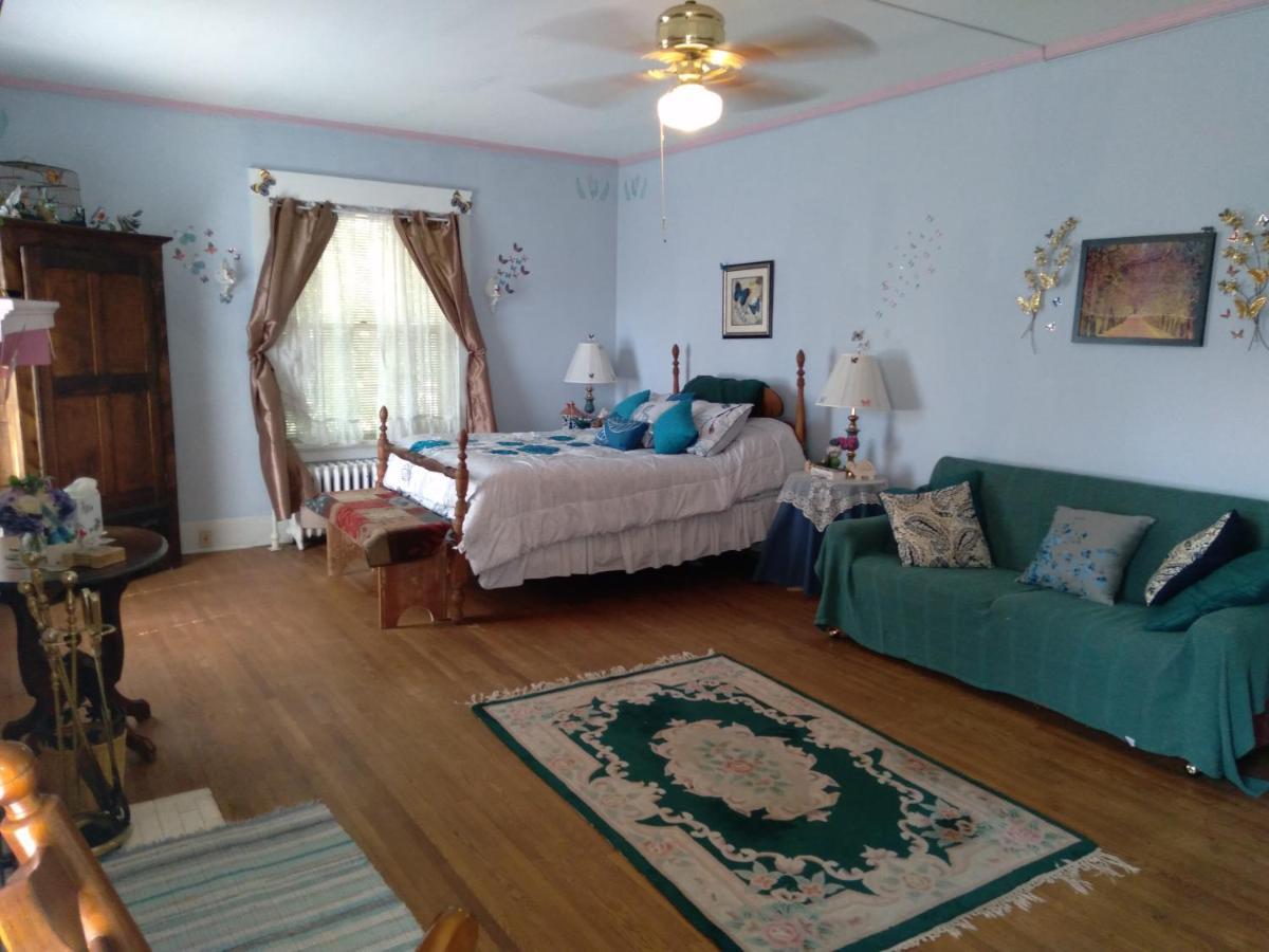 Bougainvillea Bed And Breakfast Wausau Exterior photo